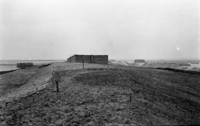 STO-0211 Serooskerke. Ringdijk van het Schelphoekgat met een Phoenix caisson. Rechts het (in 1954 afgebroken) ...