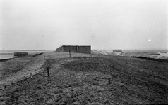 STO-0211 Serooskerke. Ringdijk van het Schelphoekgat met een Phoenix caisson. Rechts het (in 1954 afgebroken) ...