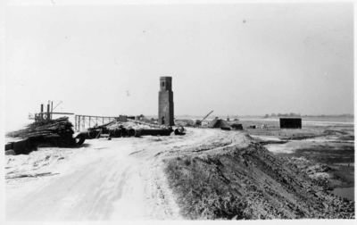 STO-0236 Koudekerke. Na de dijkval van juli 1953 werd zand via een persleiding in het gat gespoten. Rechts de ...