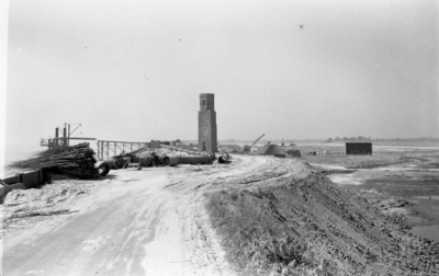 STO-0337 Koudekerke. De Plompetoren met de dijkval van juli 1953.
