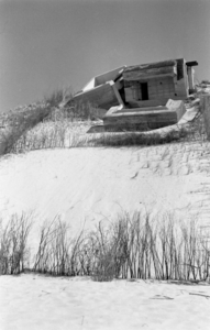 STO-0358 Westenschouwen. Strand. Bunker, die kort na de opname door duinafslag naar beneden zou komen en c. 1965 is ...