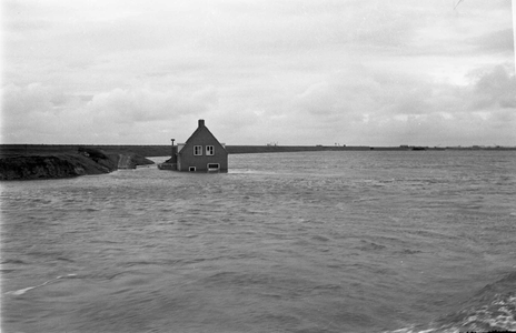 STO-0385 Zierikzee. Gat in de Westhavendijk.