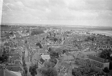 STO-0431 Zierikzee. Gezicht vanaf de Sint Lievens Monstertoren naar het ooosten, richting Poststraat. Rechts de H.B.S. ...