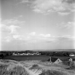 STO-0579 Westenschouwen. Gezicht op de Kure met de in 1953 of 1954 gebouwde Oostenrijkse woningen. Rechts de boerderij ...