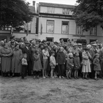 STO-0601 Haamstede. Noordstraat. Viering van het 25-jarige jubileum van burgemeester R.J.H.Q. Röell. V.l.n.r. Tante ...