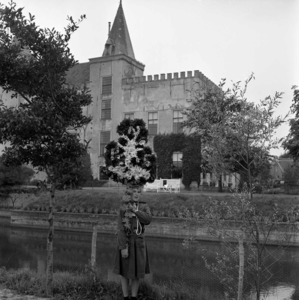 STO-0602 Haamstede. Noordstraat. Een bloemenvaandel van de padvindsters, met slot Haamstede als achtergrond, vanwege de ...