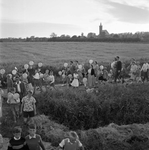 STO-0646 Omgeving Burgh. Een avondvierdaagse of een kinderevenement; op achtergrond een veld met tarwe gereed om ...