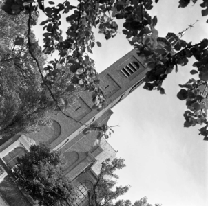 STO-0649 Burgh. Dorpsring. De kerktoren van de Ned. Herv. kerk, vanuit een speciale hoek gefotografeerd.