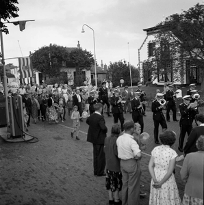 STO-0652 Haamstede. Burghseweg. Optocht. Voorop de harmonie Witte van Haemstede . Links de benzinepomp van Saman