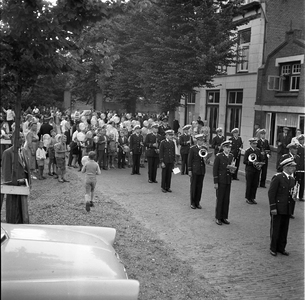 STO-0661 Haamstede. Kerkring, ter hoogte van Hotel Bom . De harmonie Witte van Haemstede . De muzikanten v.l.n.r.: Wim ...