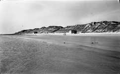 STO-0690 Westenschouwen. Op het strand nog twee geschutsbunkers van de Atlantikwall, die rond 1965 gesloopt zijn.