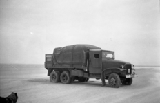 STO-0705 Westenschouwen. Strand. Een G.M.C. vrachtauto van de Koninklijke Marine, ingezet bij het verwijderen van ...
