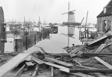 SW-0107B Nieuwerkerk. Molenstraat. De ravage in de Molenstraat met op de achtergrond de molen en de ingestorte huizen ...