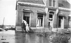 SW-0138B Nieuwerkerk. Ooststraat. Het huis van W. M. Kesteloo is flink beschadigd, vooral aan de achterkant