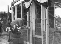 SW-0153 Nieuwerkerk. Herstelwerkzaamheden. Leggen van een eerste steen door burg. A.A. van Eeten.