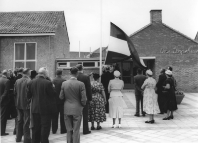 SW-0175A Nieuwerkerk. Poststraat. Dorpshuis 'Ons Dorpshuis'. Officiële opening van het nieuwe dorpshuis door het hijsen ...