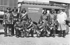 SW-0176B Nieuwerkerk. Vrijwillige brandweer: staand v.l.n.r.: M. van Dijke (comm.), Wim Kesteloo, Wim Kardol, ... ...