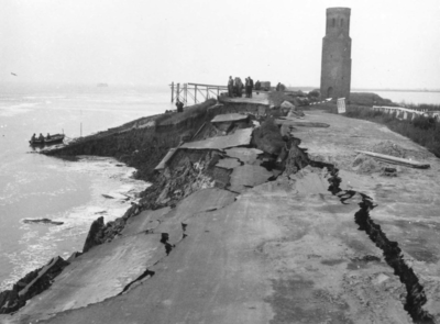 SW-0195A Koudekerke. Beschadigde zeedijk nabij de Plompe Toren.