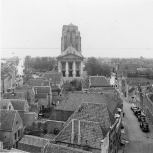 SW-0470 Zierikzee. Omgeving Meelstraat en Poststraat. In het midden: de Nieuwe kerk en de Sint Lievens Monstertoren.