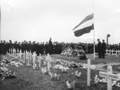 SW-0990 Ouwerkerk. Herbegrafenis van de rampslachtoffers. De begraafplaats was door Enschede ingericht.