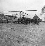 SW-1079 Zierikzee. Sas. Autoriteiten bezoeken Zierikzee: arriveren per Amerikaanse helikopter.