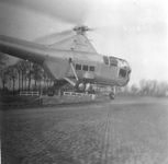 SW-1081 Zierikzee. Sas. Autoriteiten bezoeken Zierikzee en arriveren per helikopter: een Sikorsky S-51, de Jezebel . ...