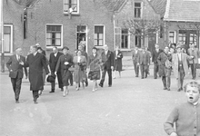 SW-1115 Ouwerkerk. Ring nz. Opening van de Weg van de Buitenlandse Pers. Het gezelschap komt terug op het dorp, loopt ...