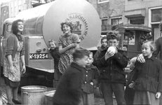 SW-1121 Zierikzee. Meelstraat. Drinkwatervoorziening met een tankauto van de Koninklijke 'Zeelandia. Links: Greta Maijs ...