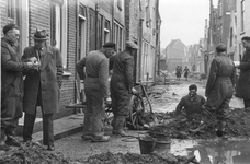 SW-1149 Zierikzee. Sint Domusstraat. Medewerkers van het G.E.B. Amsterdam herstellen en vervangen defecte gasleidingen. ...