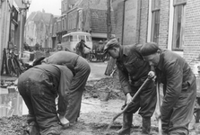 SW-1153 Zierikzee. Sint Domusstraat. Medewerkers van het G.E.B. Amsterdam herstellen en vervangen defecte gasleidingen.