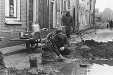 SW-1154 Zierikzee. Sint Domusstraat. Medewerkers van het G.E.B. Amsterdam herstellen en vervangen defecte gasleidingen.