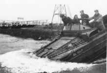 SW-1208 Zijpe. De tramhaven. Het DUKW detachement kwam met hun voertuigen vanuit Steenbergen, waar ze ingekwartierd ...