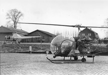 SW-1308 Zierikzee. Sas. Amerikaanse Bell 47 (voor) en Engelse Sikorsky S-51 (achter) helikopter.