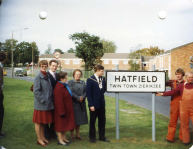 SW-1354 Hatfield. Jumelage met Hatfield. Plaatsnaambord in Engeland. v.l.n.r. Inge Middleton, Eddie Parker, Theresa ...