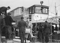 SW-1359 Zierikzee. Nieuwe Haven. De eerste 2500 liter melk wordt gelost: het is bestemd voor het ziekenhuis.