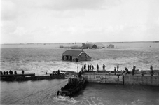 SW-2241 Serooskerke. Schelphoek. Sluiting Klompegeul: een verzakking noodzaakt plaatsing van weer nieuwe caissons.