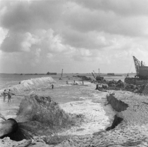 SW-2242 Serooskerke. Schelphoek. Met klei en zand wordt de nieuwe dijk snel opgebouwd.