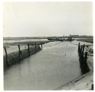 SW-2433 Nieuwerkerk. Stevensluis. De haven bij laag water.