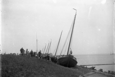 V-0007 Bruinisse. Haven. Op 30 sept./1 okt. 1911 werd zuidwest Nederland getroffen door een zware stormramp. De BRU 147 ...