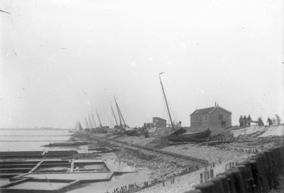 V-0010 Bruinisse. Haven. Van 30 sept. op 1 okt. 1911 werd zuidwest Nederland getroffen door een zware stormramp. Veel ...
