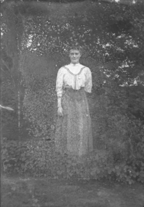 V-0013 Zierikzee. Locatie onbekend. Maatje Christina Timmerman, geboren Zierikzee 6 augustus 1888, overleden Zierikzee ...