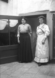 V-0014 Zierikzee. Locatie onbekend. Links: Barendina Neeltje Timmerman, geboren Groningen 5 december 1882, overleden ...