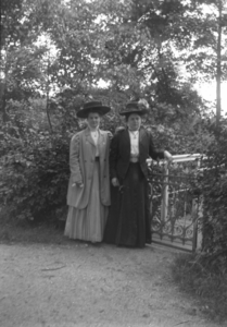 V-0015 Zierikzee. Locatie onbekend. Links: Maatje Christina Timmerman, geboren Zierikzee 6 augustus 1888, overleden ...