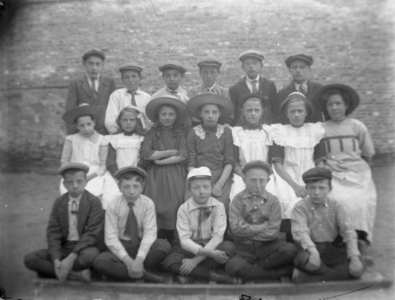 V-0075 Zierikzee. Havenplein A 324 (thans 17). Schoolfoto, genomen op het plein achter de school, van een groep ...