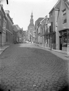 V-0106 Zierikzee, Meelstraat. Links: het Post- en Telegraaf kantoor. Rechts: de Christelijke Gereformeerde kerk en pastorie.