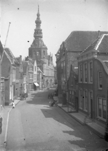 V-0108 Zierikzee, Meelstraat. Links: het Post- en Telegraaf kantoor. Rechts: de Christelijke Gereformeerde kerk en pastorie.
