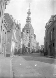 V-0146 Zierikzee. Meelstraat, gezien in oostelijke richting. Rechts: de Christelijke Gereformeerde kerk. In het midden ...