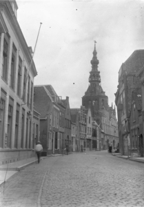 V-0147 Zierikzee. Meelstraat, gezien in oostelijke richting. Rechts: de Christelijke Gereformeerde kerk. In het midden ...