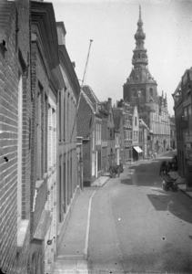 V-0149 Zierikzee. Meelstraat, gezien in oostelijke richting. Rechts: de Christelijke Gereformeerde kerk. In het midden ...