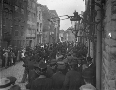 V-0151 Zierikzee. Meelstraat. Op vrijdag 1 juli 1910 dienden alle zich te Zierikzee bevindende verlofgangers van ...
